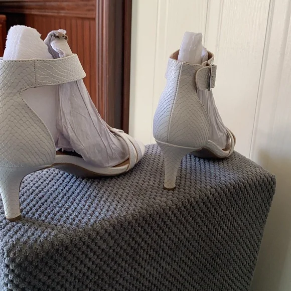 Sandals - Picture 3 of 3